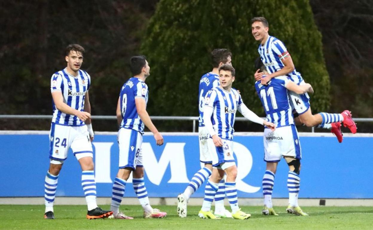 Álex Petxarroman es levantado por su compañero Julen Lobete tras marcar un gol con el Sanse.