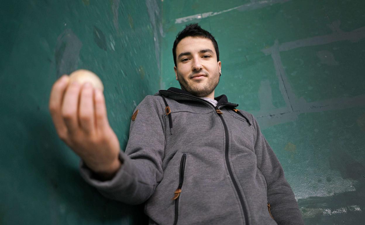 Beñat Urretabizkaia sujeta una pelota con su mano derecha en el frontón de Ikaztegieta. 