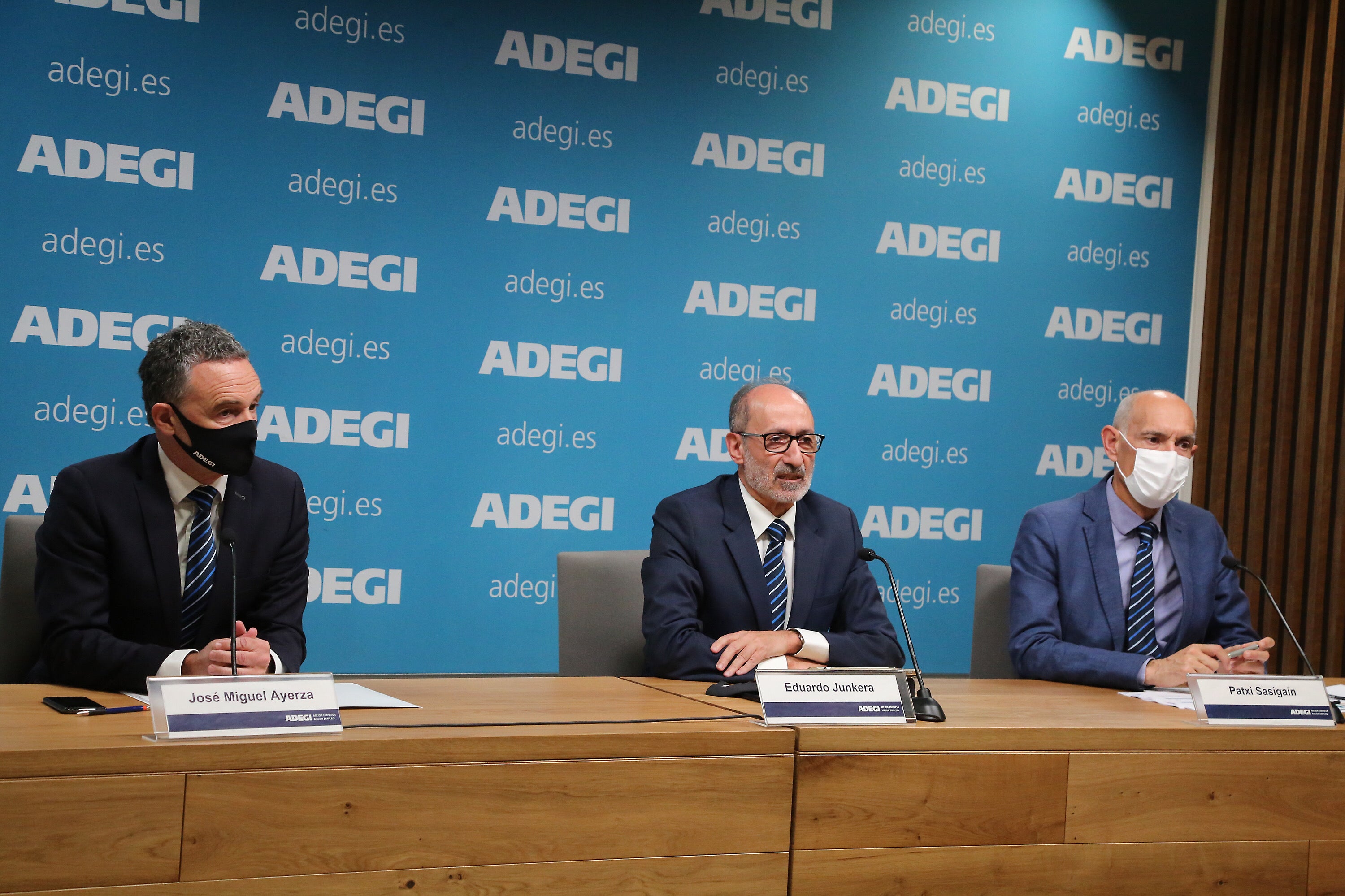 José Miguel Ayerza, Eduardo JunkerA -reelegido presidente- y Patxi Sasigain. 