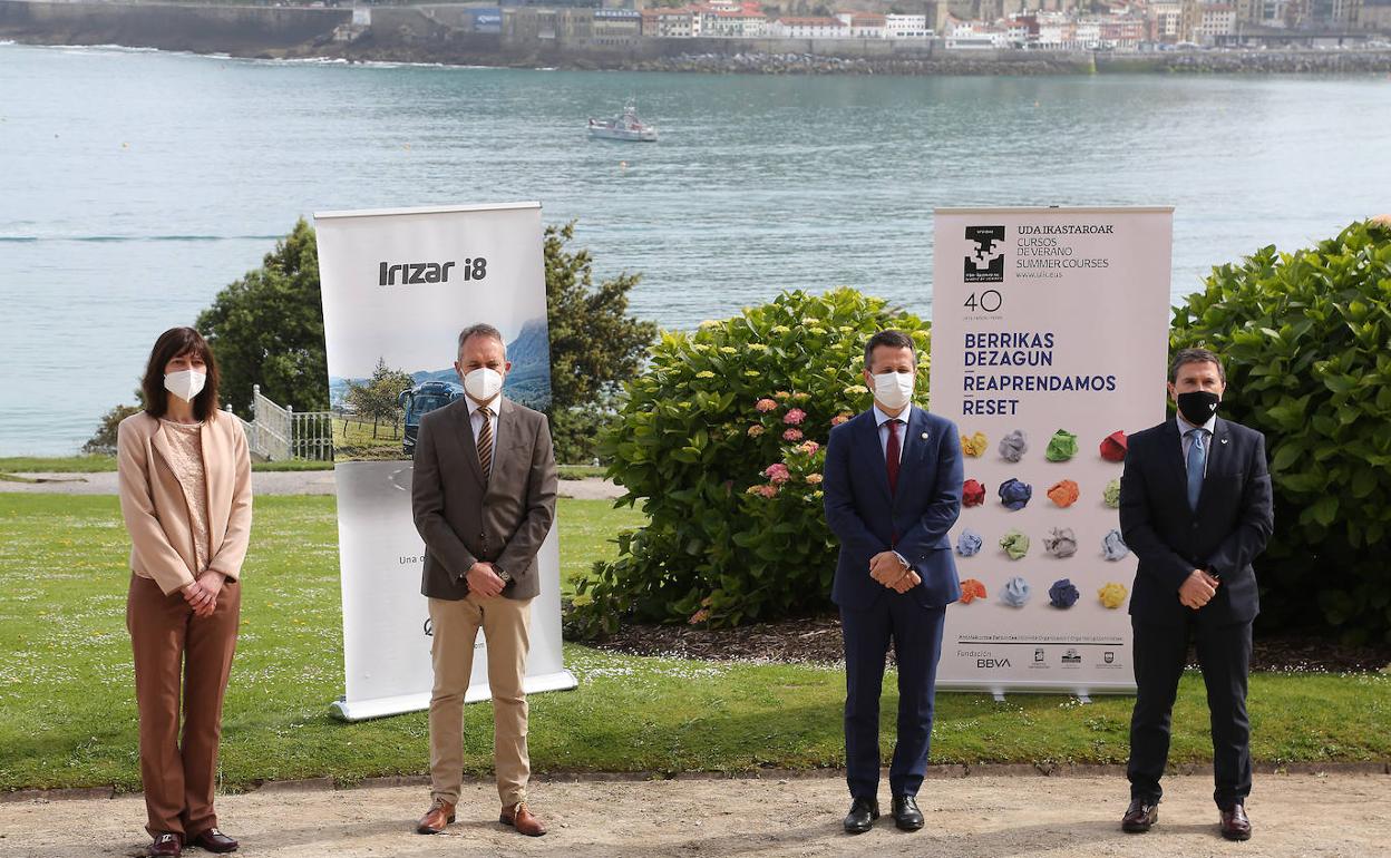 Itziar Alkorta, directora de los Cursos de Verano, Roberto Íñiguez de Onsoño, director de personal de Irizar, Jokin Bildarratz, consejero de Educación del Gobierno Vasco, y Agustín Erkizia, vicerrector del Campus de Gipuzkoa, en la presentación de esta mañana en el Palacio Miramar. 