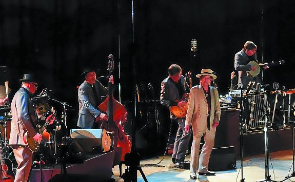 Dylan prohibió fotos en Illunbe (ésta se 'robó'). Hoy hay fotos de vacunas.