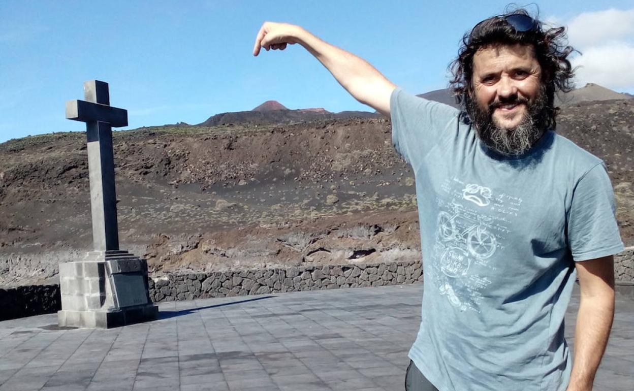Roberto Sánchez señala el volcán Teneguía, en La Palma. Las montañas se le han alejado tras el accidente.