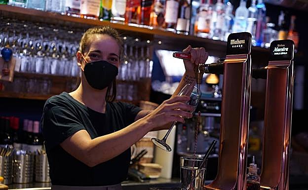Ane Puy pone una caña en el Kapadokia, en Donostia.