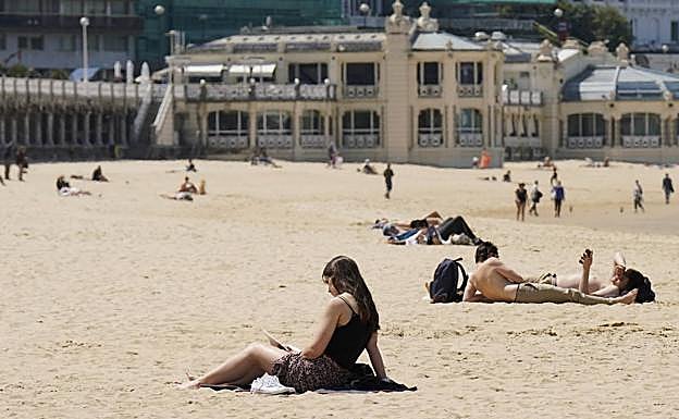 Euskadi «invitará» este verano a no fumar en 8 playas vascas, entre ellas las de Zumaia