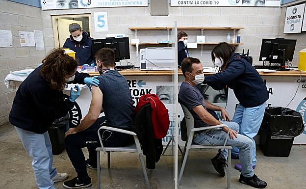 La mayoría de colectivos vacunados con AstraZeneca rechaza la segunda dosis de Pfizer