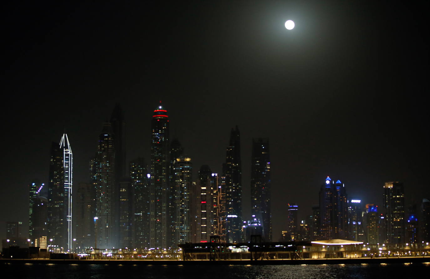 La superluna brilla sobre buena parte del planeta