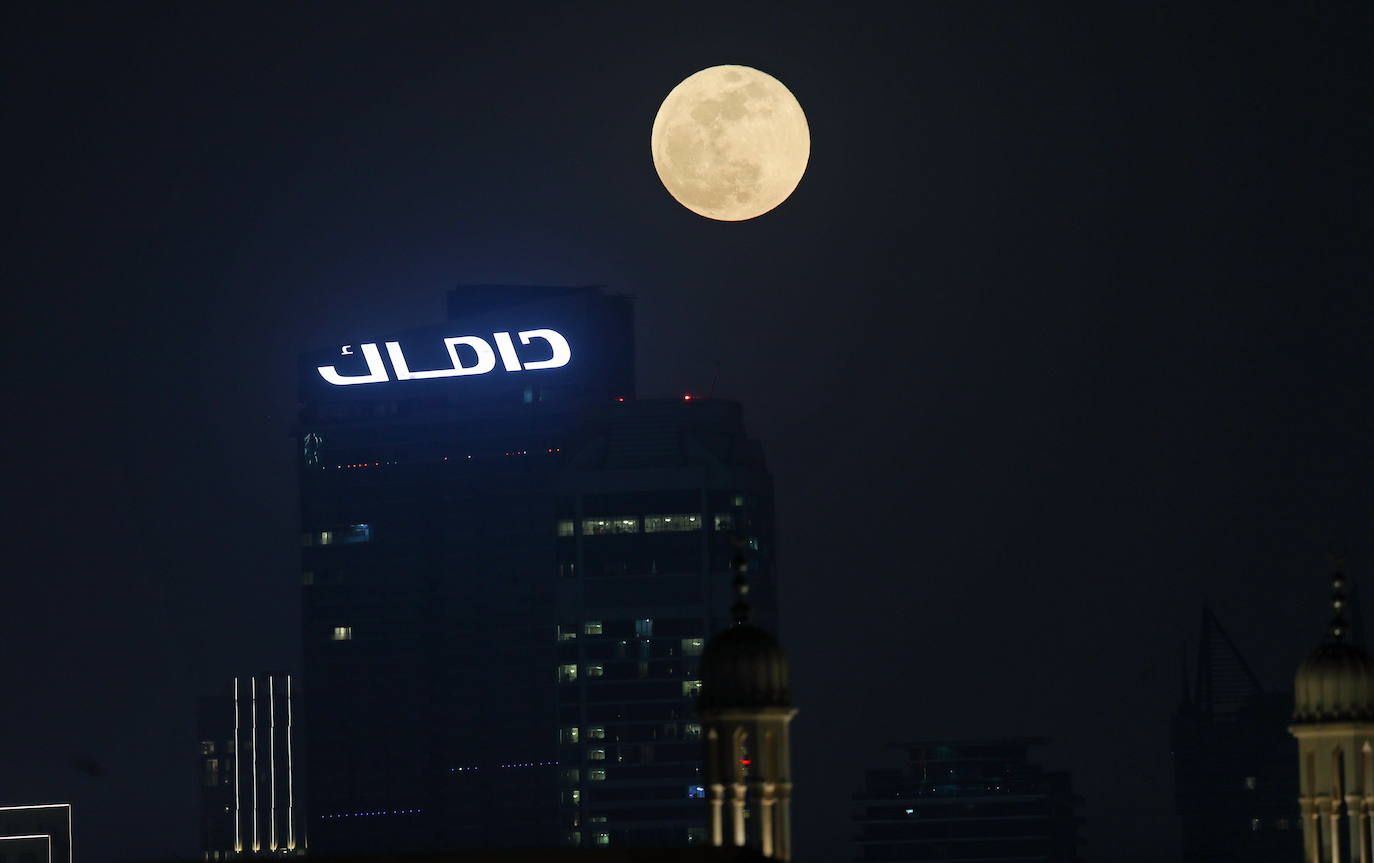 La superluna brilla sobre buena parte del planeta