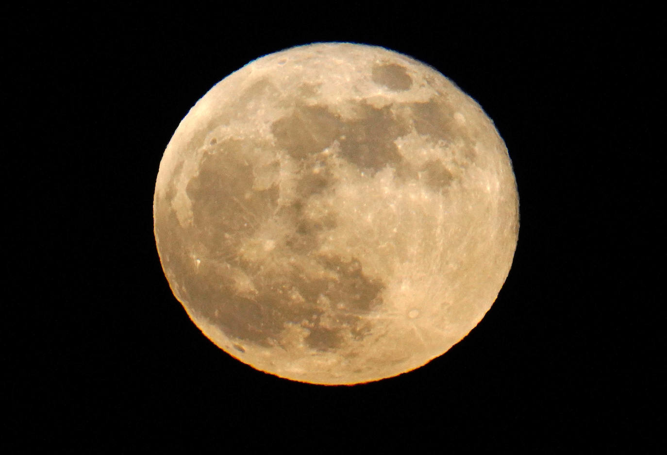 La superluna reinó en los cielos de todo el planeta