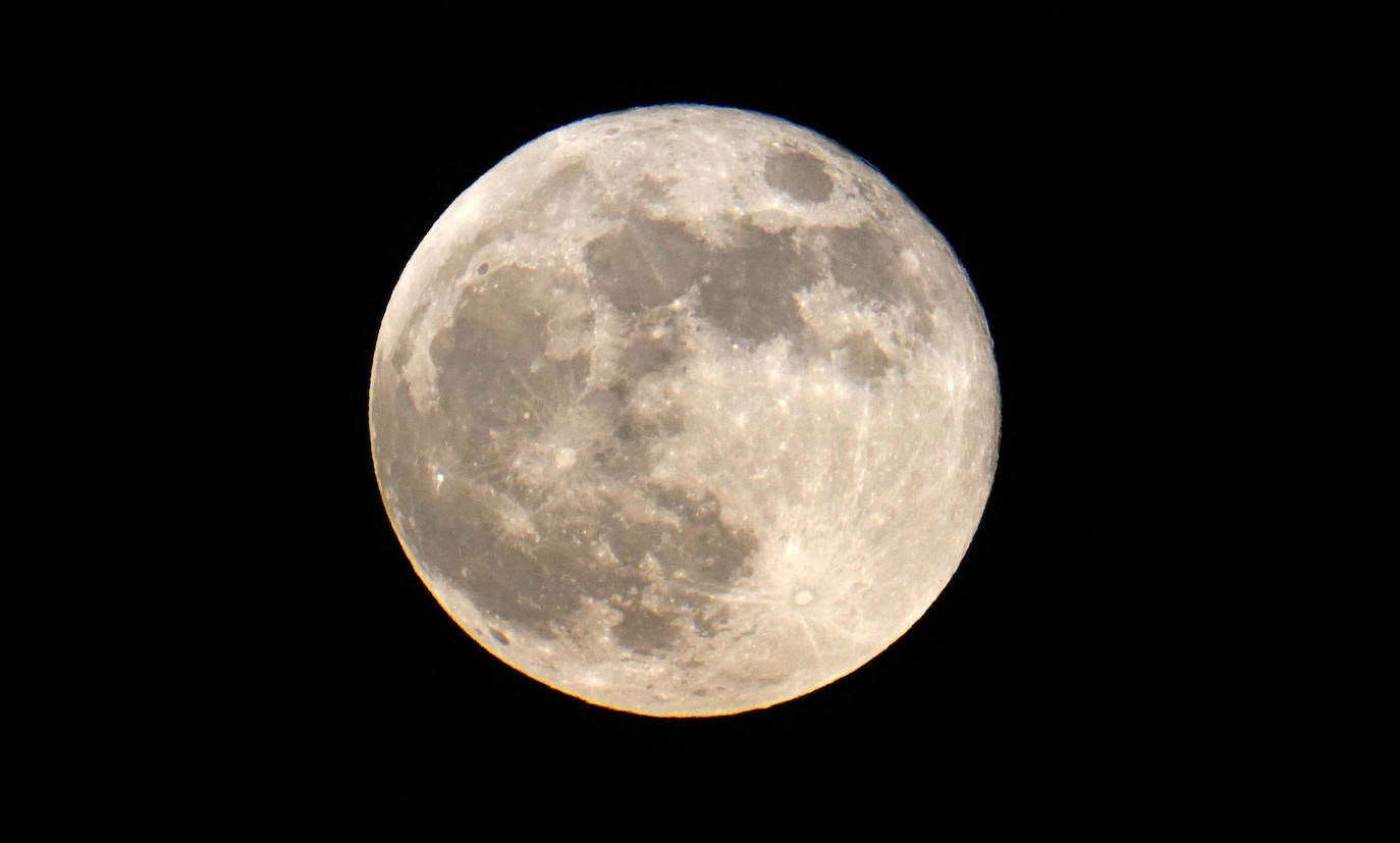 La superluna reinó en los cielos de todo el planeta