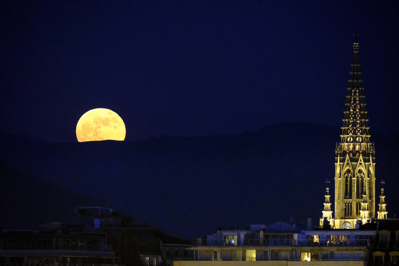 La superluna brilla junto a la torre de la Catedral del Buen Pastor, en Donostia