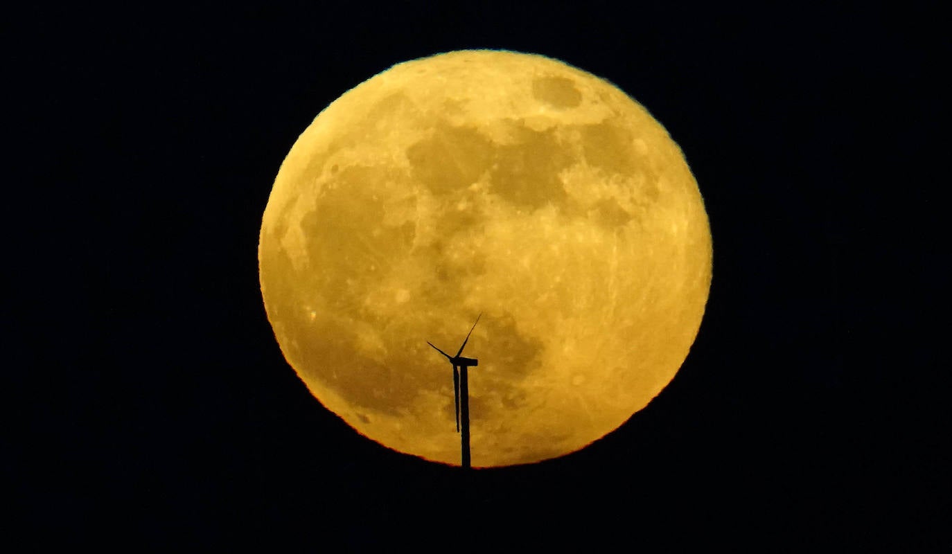 La superluna brilla sobre buena parte del planeta