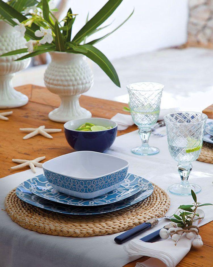 Dentro de la decoración de estilo mediterráneo, ésta incluye desde el blanco al azul, pasando por el rojo y el marrón, realzando la belleza de materiales como la madera, la piedra o el hierro; elementos imprescindibles para un hogar cálido y confortable. Las paredes blancas y las vigas de madera también son esenciales para complementar este estilo. Toma nota de estas 20 propuestas de aires mediterráneos