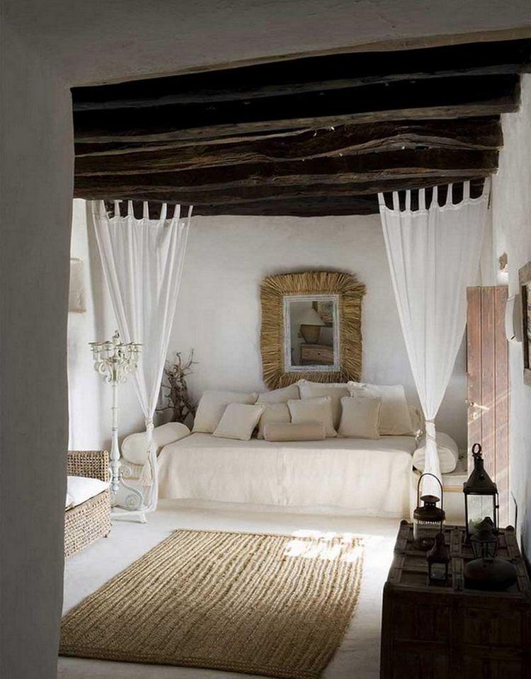 Dentro de la decoración de estilo mediterráneo, ésta incluye desde el blanco al azul, pasando por el rojo y el marrón, realzando la belleza de materiales como la madera, la piedra o el hierro; elementos imprescindibles para un hogar cálido y confortable. Las paredes blancas y las vigas de madera también son esenciales para complementar este estilo. Toma nota de estas 20 propuestas de aires mediterráneos