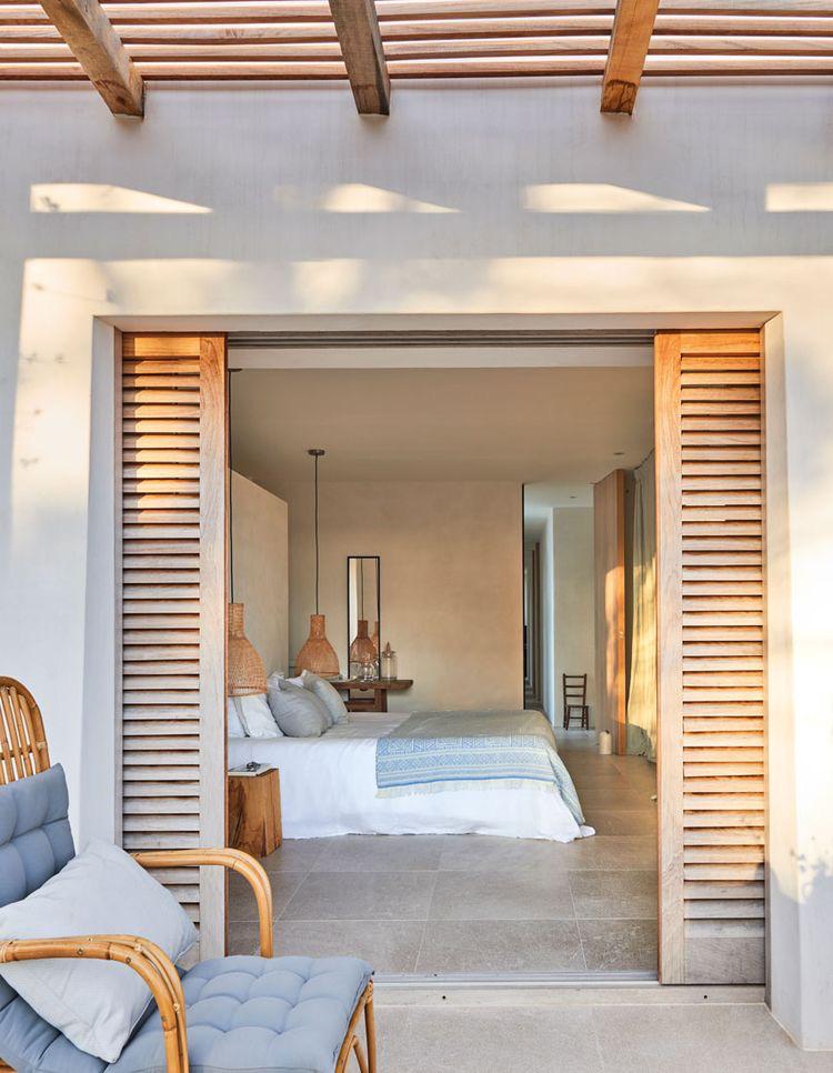 Dentro de la decoración de estilo mediterráneo, ésta incluye desde el blanco al azul, pasando por el rojo y el marrón, realzando la belleza de materiales como la madera, la piedra o el hierro; elementos imprescindibles para un hogar cálido y confortable. Las paredes blancas y las vigas de madera también son esenciales para complementar este estilo. Toma nota de estas 20 propuestas de aires mediterráneos.