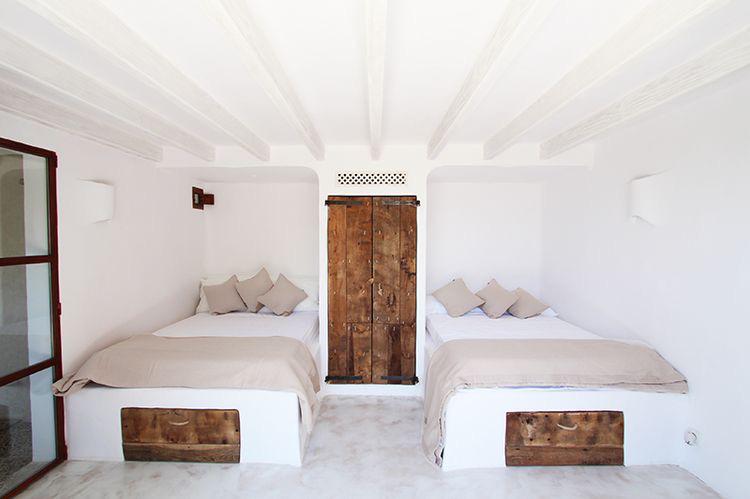 Dentro de la decoración de estilo mediterráneo, ésta incluye desde el blanco al azul, pasando por el rojo y el marrón, realzando la belleza de materiales como la madera, la piedra o el hierro; elementos imprescindibles para un hogar cálido y confortable. Las paredes blancas y las vigas de madera también son esenciales para complementar este estilo. Toma nota de estas 20 propuestas de aires mediterráneos