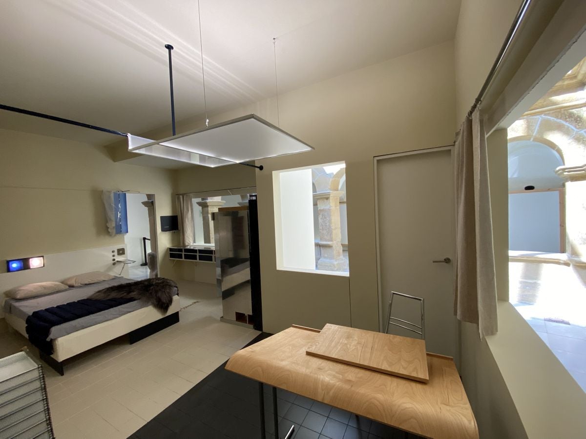 El Instituto de Arquitectura dedica una exposición a Eileen Gray, la pionera del movimiento moderno y recrea su mítica casa de la Costa Azul. La muestra estará abierta hasta el 10 de octubre en el convento de Santa Teresa, en Donostia.