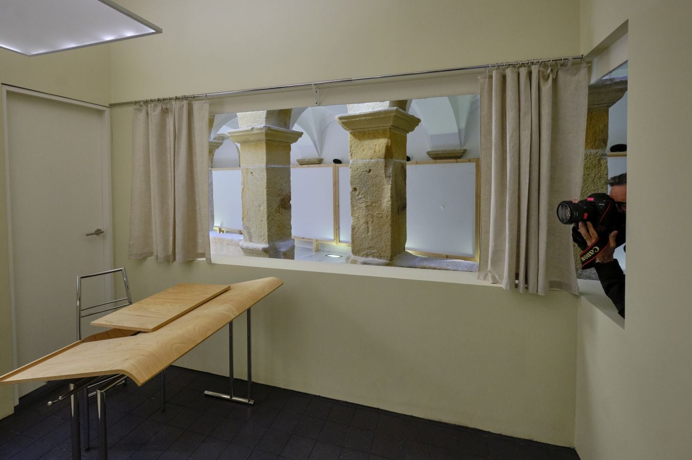 El Instituto de Arquitectura dedica una exposición a Eileen Gray, la pionera del movimiento moderno y recrea su mítica casa de la Costa Azul. La muestra estará abierta hasta el 10 de octubre en el convento de Santa Teresa, en Donostia.