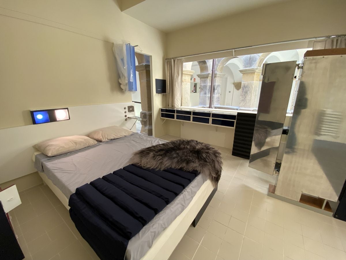 El Instituto de Arquitectura dedica una exposición a Eileen Gray, la pionera del movimiento moderno y recrea su mítica casa de la Costa Azul. La muestra estará abierta hasta el 10 de octubre en el convento de Santa Teresa, en Donostia.