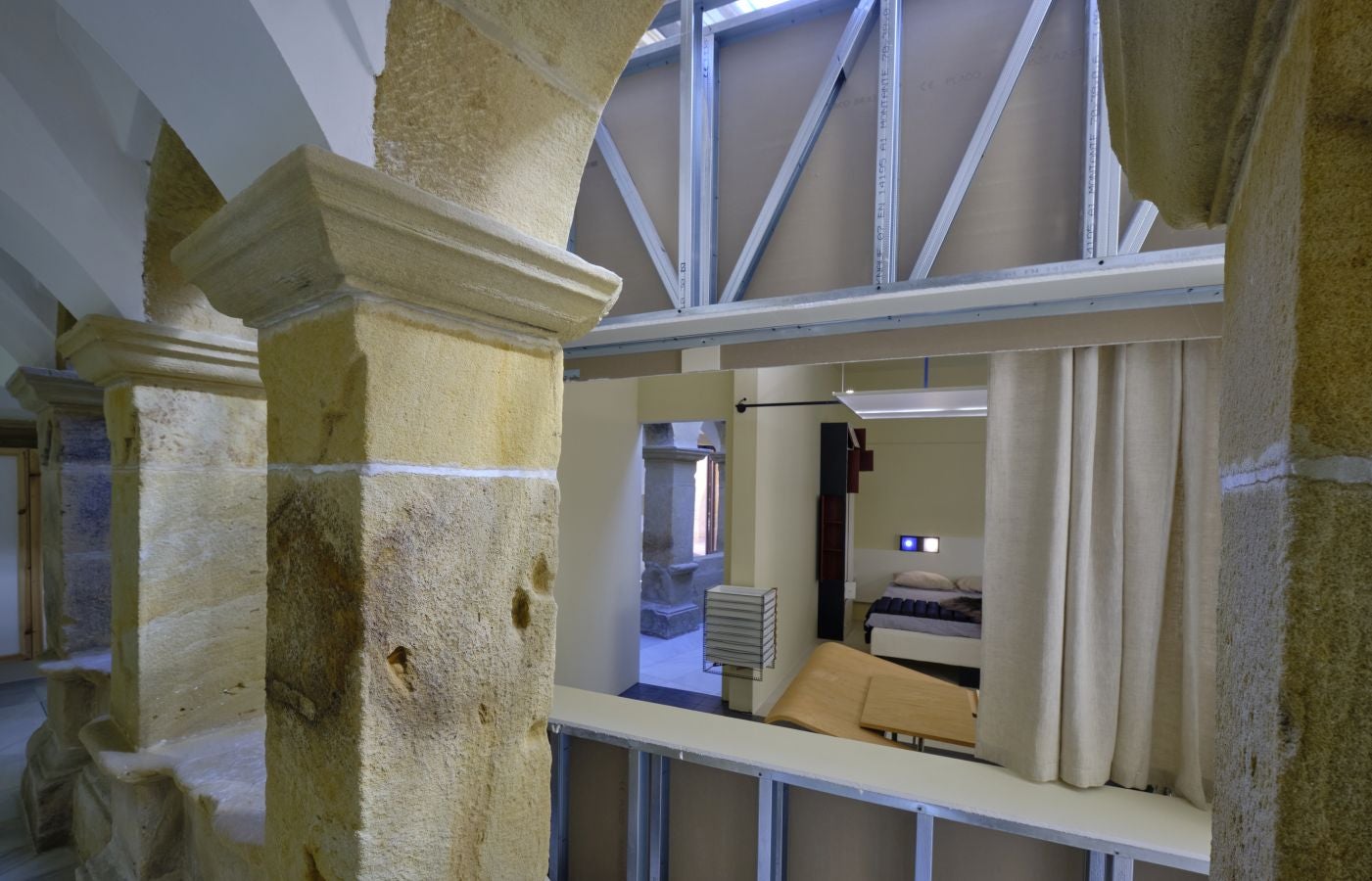 El Instituto de Arquitectura dedica una exposición a Eileen Gray, la pionera del movimiento moderno y recrea su mítica casa de la Costa Azul. La muestra estará abierta hasta el 10 de octubre en el convento de Santa Teresa, en Donostia.