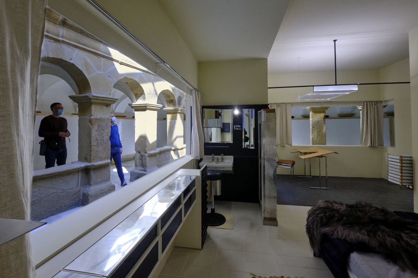 El Instituto de Arquitectura dedica una exposición a Eileen Gray, la pionera del movimiento moderno y recrea su mítica casa de la Costa Azul. La muestra estará abierta hasta el 10 de octubre en el convento de Santa Teresa, en Donostia.