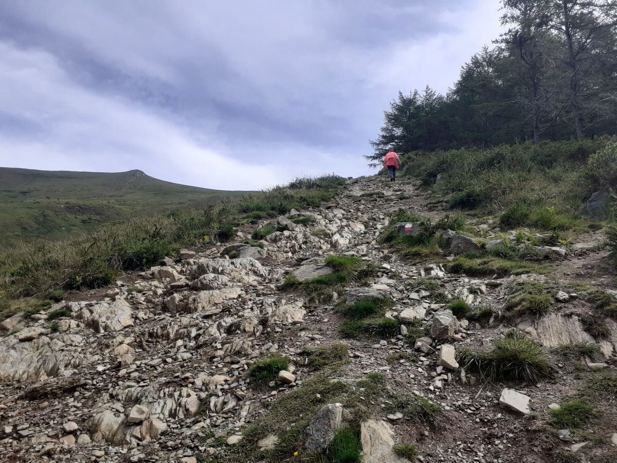 La blanca ermita de la Trinidad ubica esta cima de piedra rojiza en la que las leyendas mitológicas inundan todos sus rincones.
