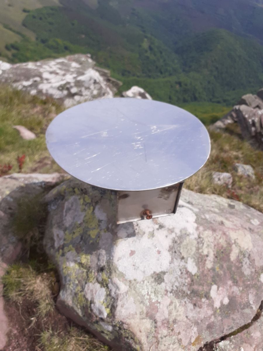 La blanca ermita de la Trinidad ubica esta cima de piedra rojiza en la que las leyendas mitológicas inundan todos sus rincones.