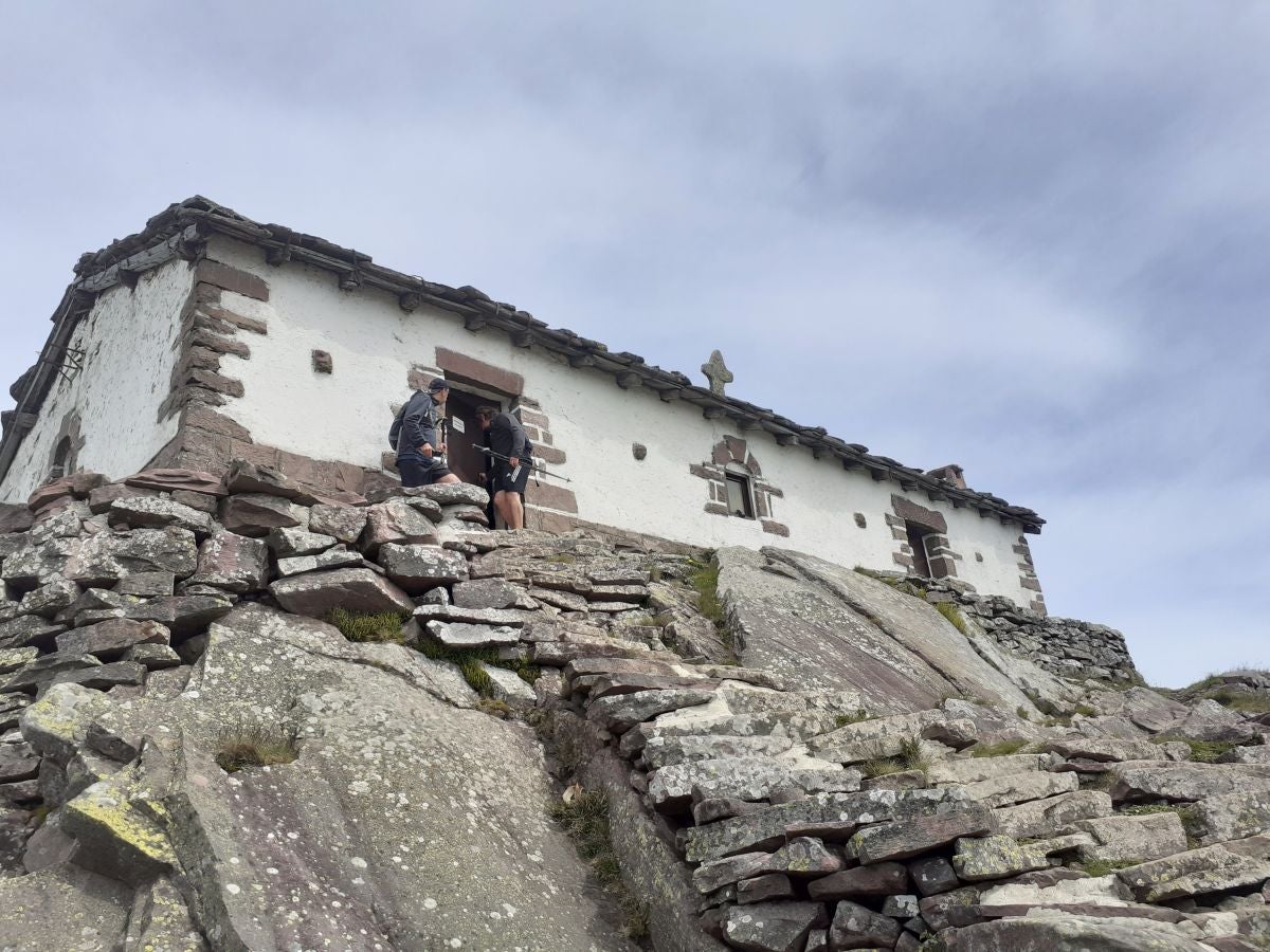 La blanca ermita de la Trinidad ubica esta cima de piedra rojiza en la que las leyendas mitológicas inundan todos sus rincones.