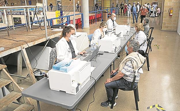 Euskadi vacuna a 5.000 personas menos al día de lo previsto por el parón de AstraZeneca 