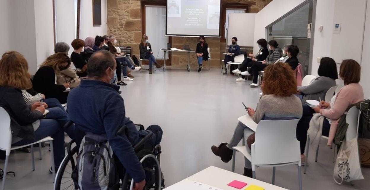 Talde eragilearen lehen bilerarekin hasi zen astelehenean. 