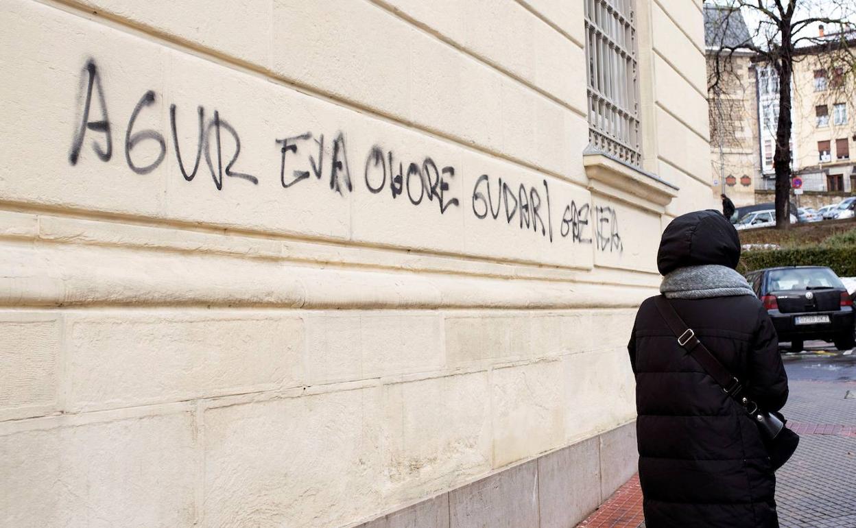 Pintadas en «honor» a un expreso de ETA, Oier Gomez, en el Memorial de Víctimas de Vitoria. 