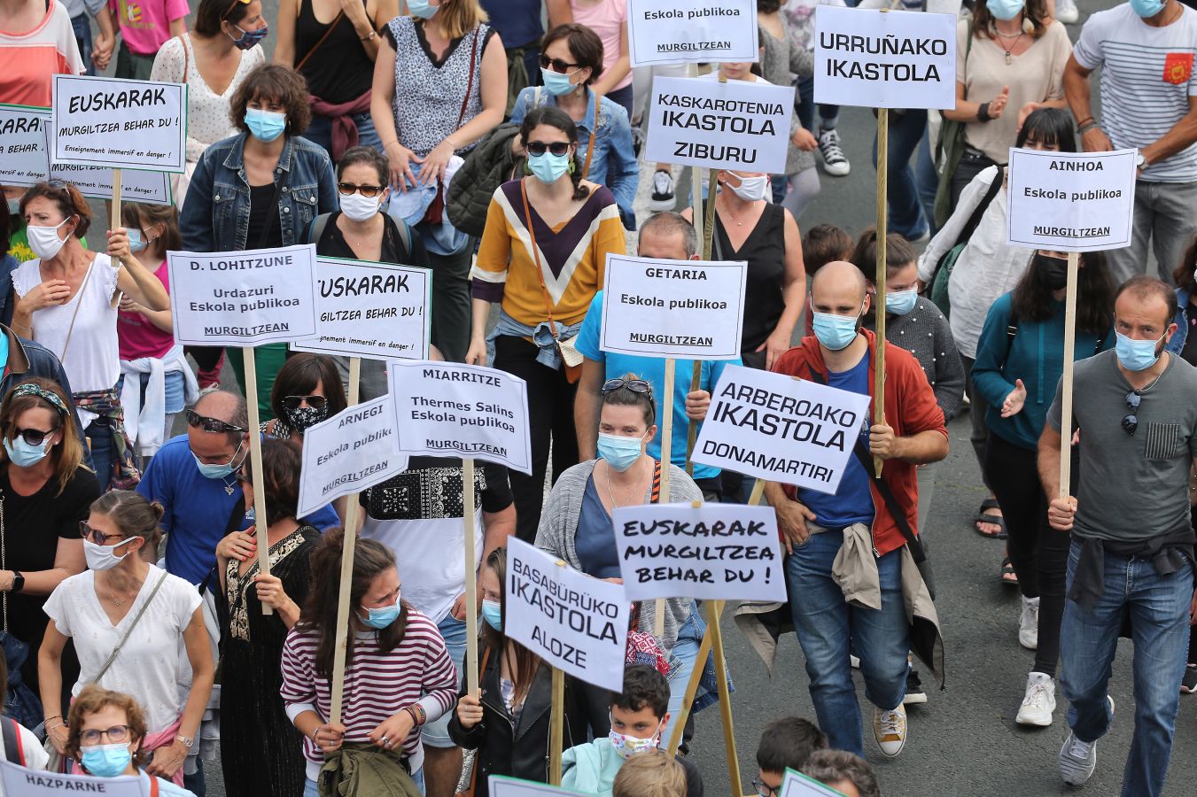 Manifestación multitudinaria a favor del euskera en Baiona