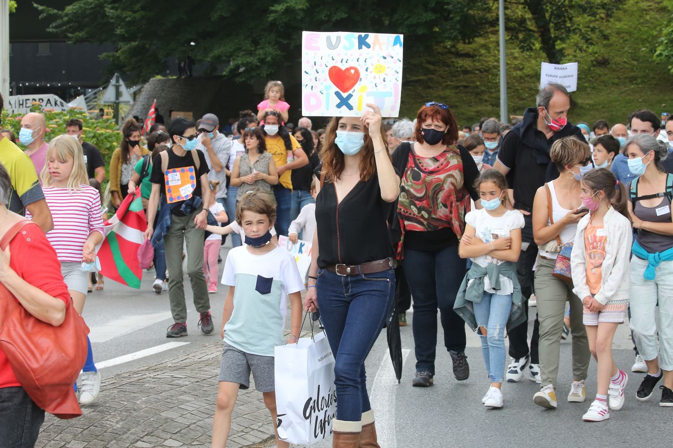 Manifestación multitudinaria a favor del euskera en Baiona