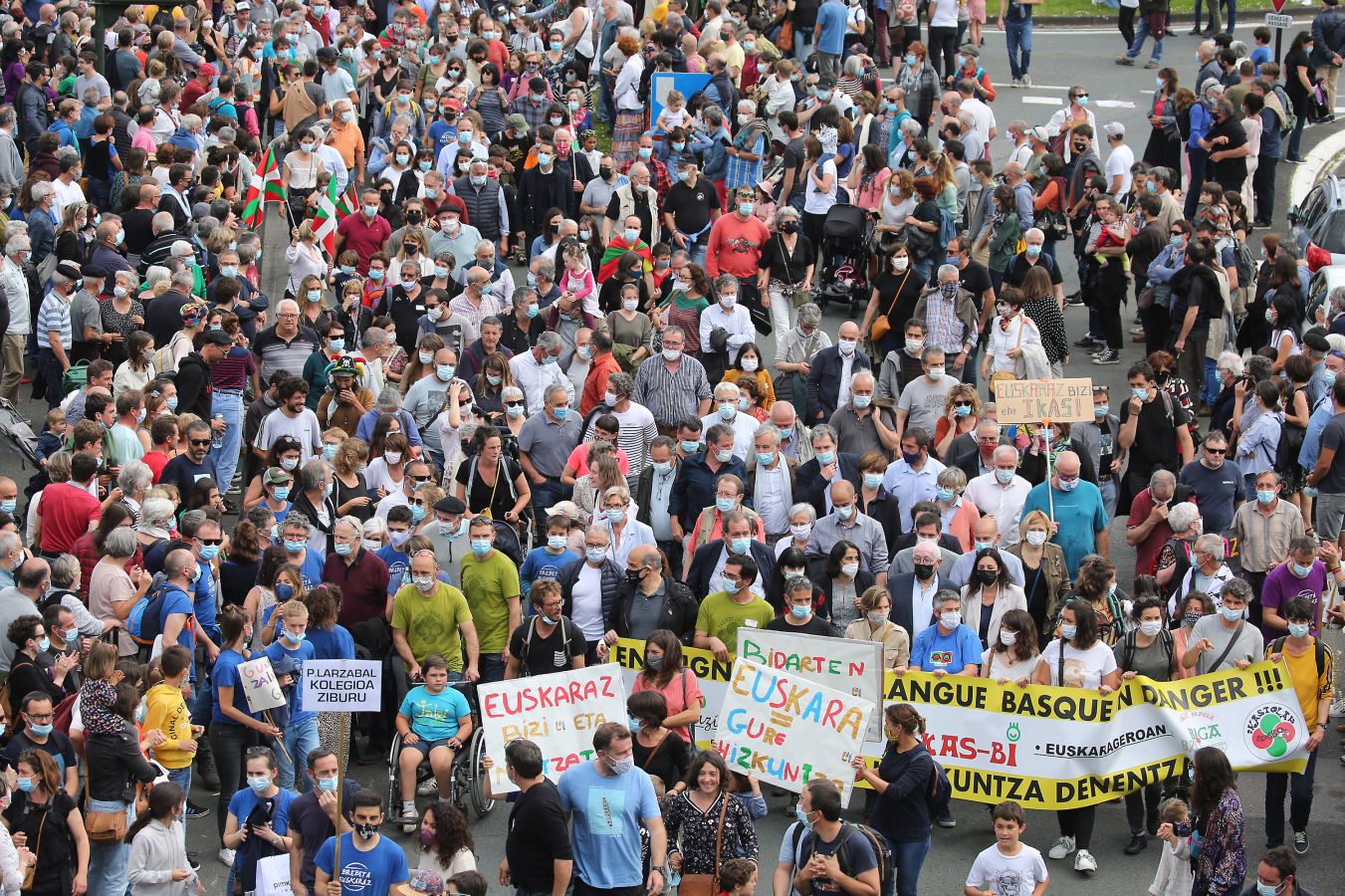 Manifestación multitudinaria a favor del euskera en Baiona
