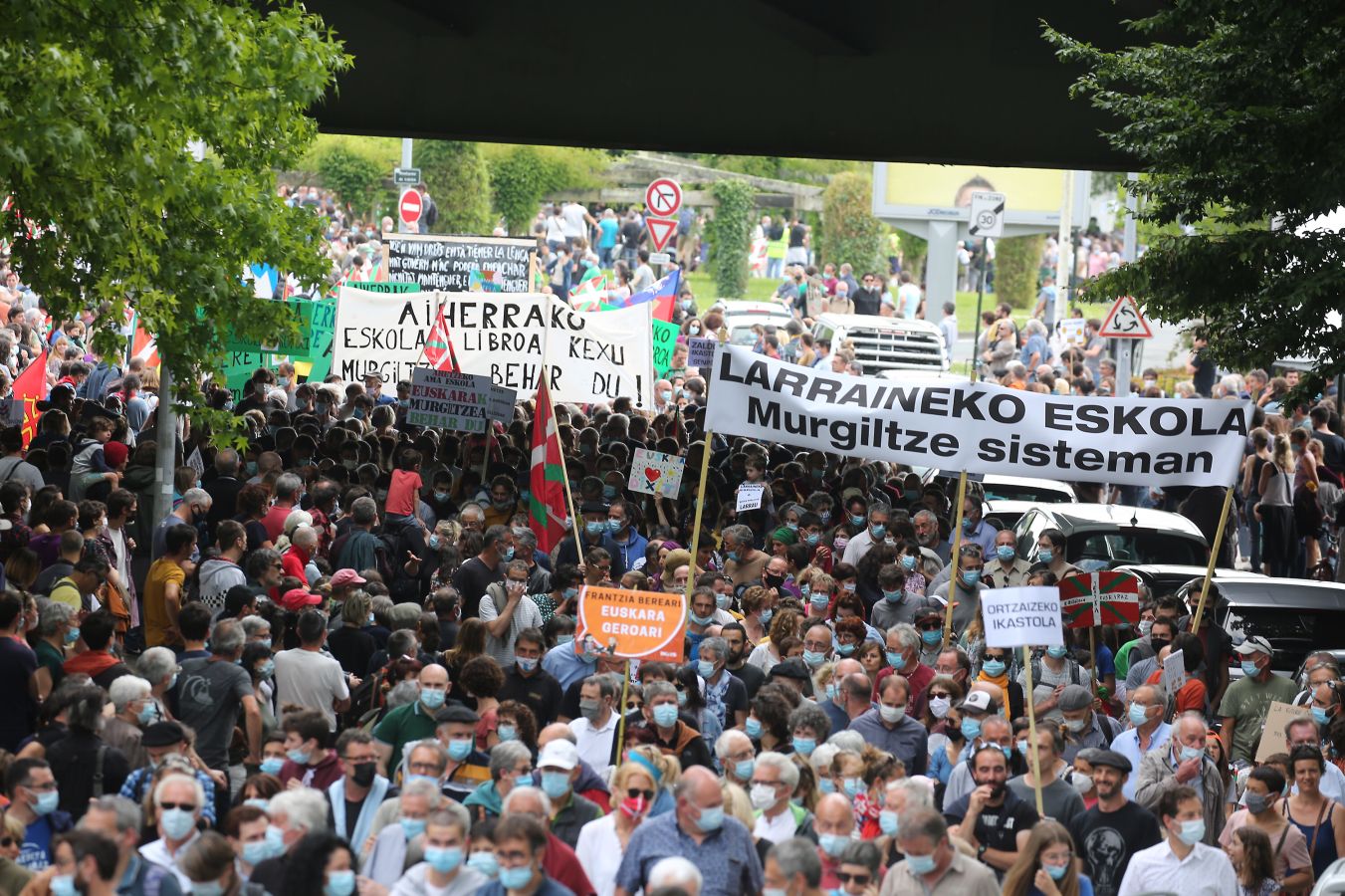 Manifestación multitudinaria a favor del euskera en Baiona
