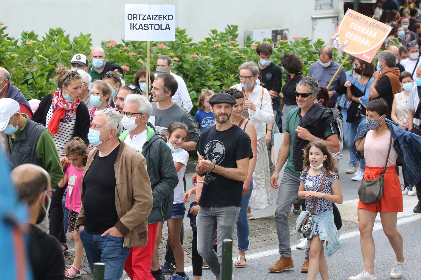 Manifestación multitudinaria a favor del euskera en Baiona