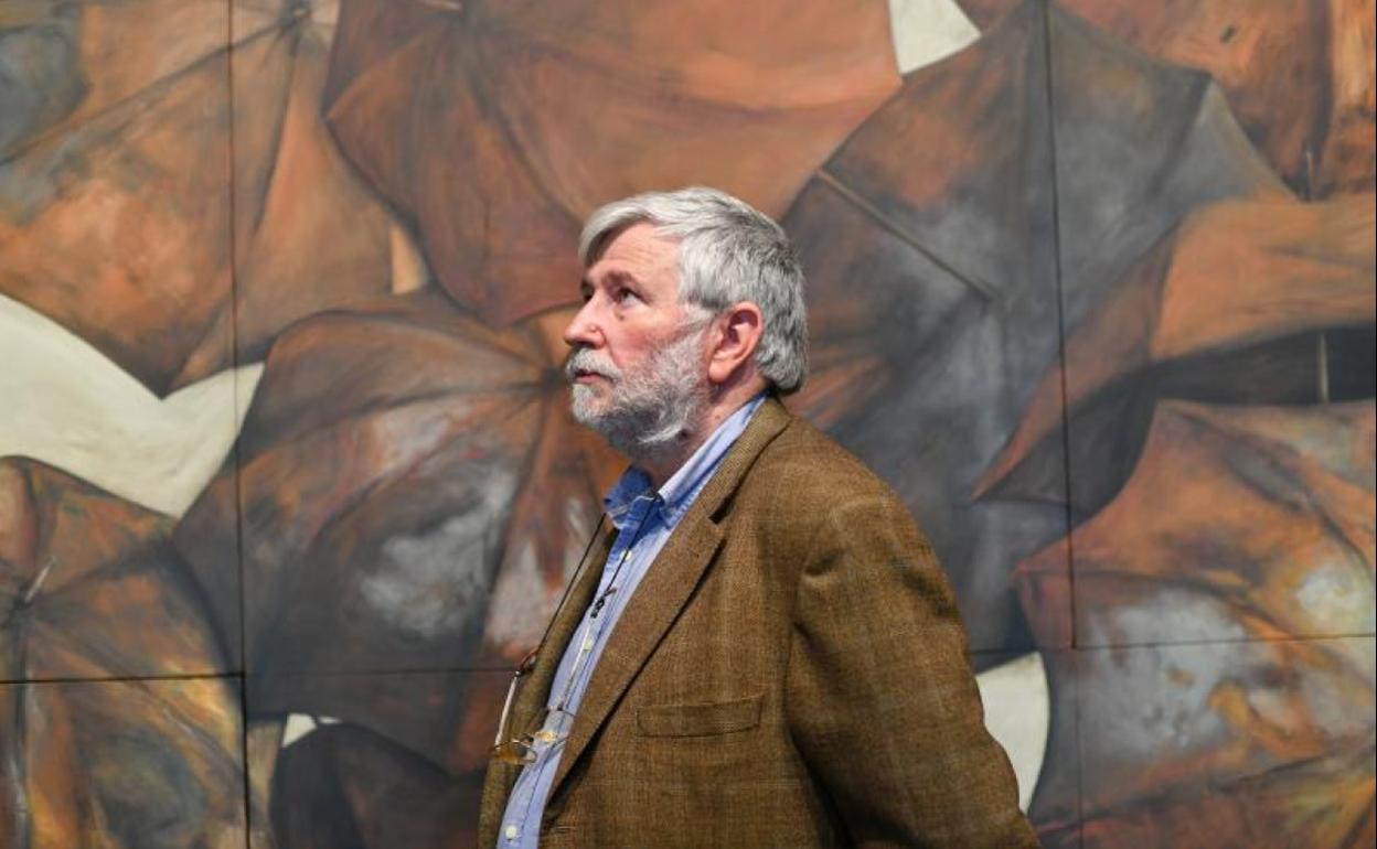 Florencio Domínguez posa junto a la obra 'Memoria', de José Ibarrola, en el Centro Memorial de las Víctimas del Terrorismo en Vitoria. 