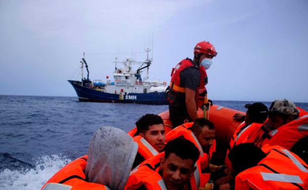 Los inmigrantes rescatados ya camino del Aita Mari. 