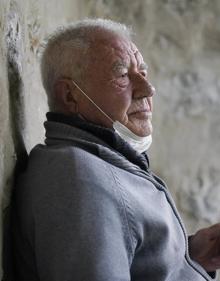 Imagen secundaria 2 - Nerea, Manuel, Mariasun y Mariluz toman el café en la terraza del Kayak. José Ramón, en la tertulia improvisada del bodegón Toki Ona. José, de 76 años, fuma un cigarrillo en los arcos de la iglesia de Santa Marina.