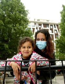 Imagen secundaria 2 - Iban y Maite, con sus hijos Sua y Ekaitz, en el parque Alfaro del barrio de Etxeberrieta, en Andoain. Tere, con sus cuatro nietos. «Un barrio sin niños es triste», dice. Oihana y su hija Lorea, de cinco años, ante uno de los nuevos edificios del barrio. 