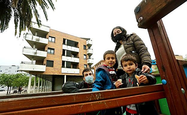 Imagen principal - Iban y Maite, con sus hijos Sua y Ekaitz, en el parque Alfaro del barrio de Etxeberrieta, en Andoain. Tere, con sus cuatro nietos. «Un barrio sin niños es triste», dice. Oihana y su hija Lorea, de cinco años, ante uno de los nuevos edificios del barrio. 