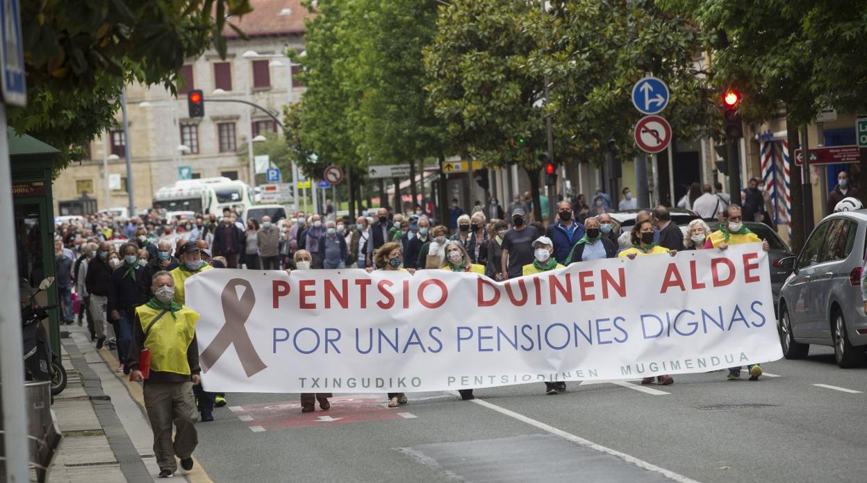 Centenares de bidasotarras participaron en la manifestación convocada ayer por el Movimiento de Pensionistas de Txingudi. 