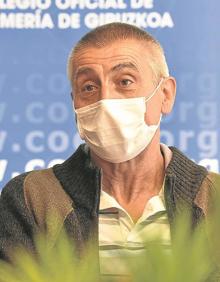 Imagen secundaria 2 - Itziar Leoner vuelve para vacunar tras cinco años retirada. Juantxo Domínguez se jubiló el pasado 31 de diciembre. Josep María Crespo quería conocer las características de cada vacuna. 