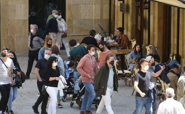 Euskadi suma 251 positivos y la incidencia se estabiliza en 200 casos a pocas horas de la reunión del LABI