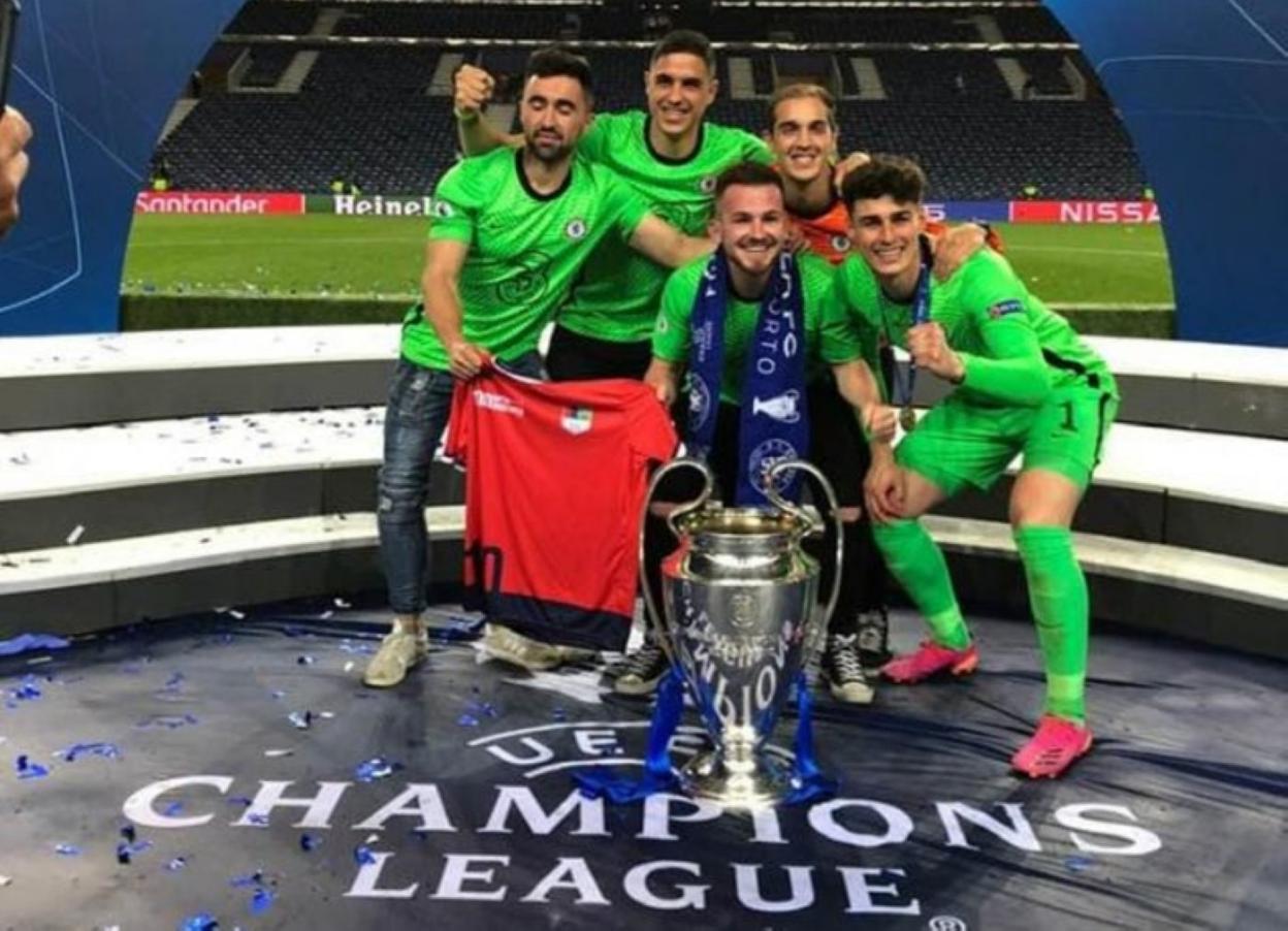 El portero del Chelsea, Kepa Arrizabalaga, festejó la victoria de la Champions con la camiseta rojilla del Aurrera.