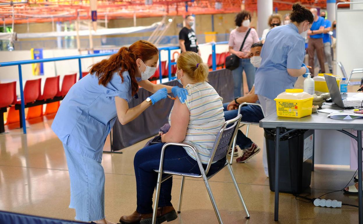 Vacunaciones en el polideportivo de Artaleku, en Irun. 