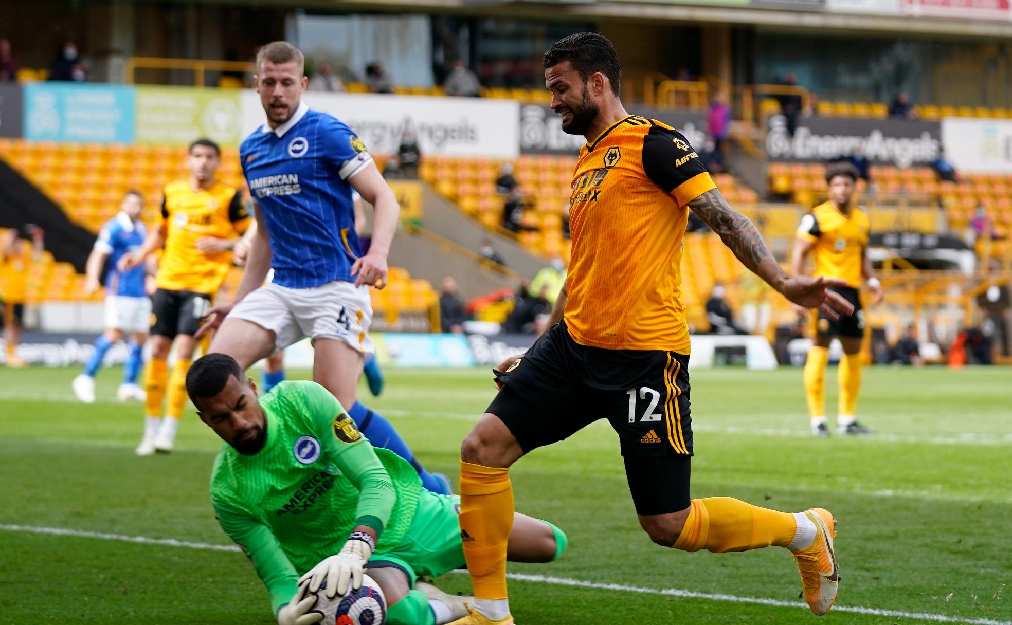 Willian José mete el pie ante la salida del portero del Brighton Robert Sánchez. 