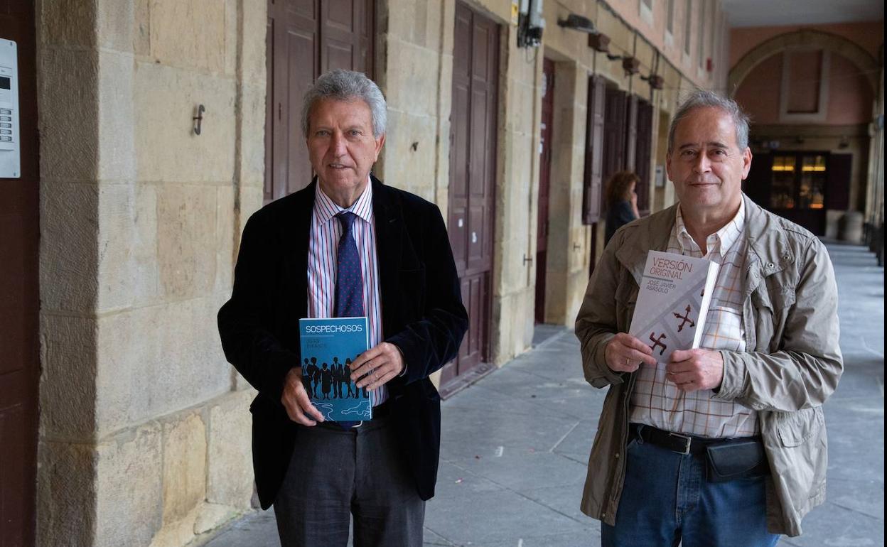 Juan Infante y José Javier Abasolo posan con sus novelas, este martes en Donostia. 