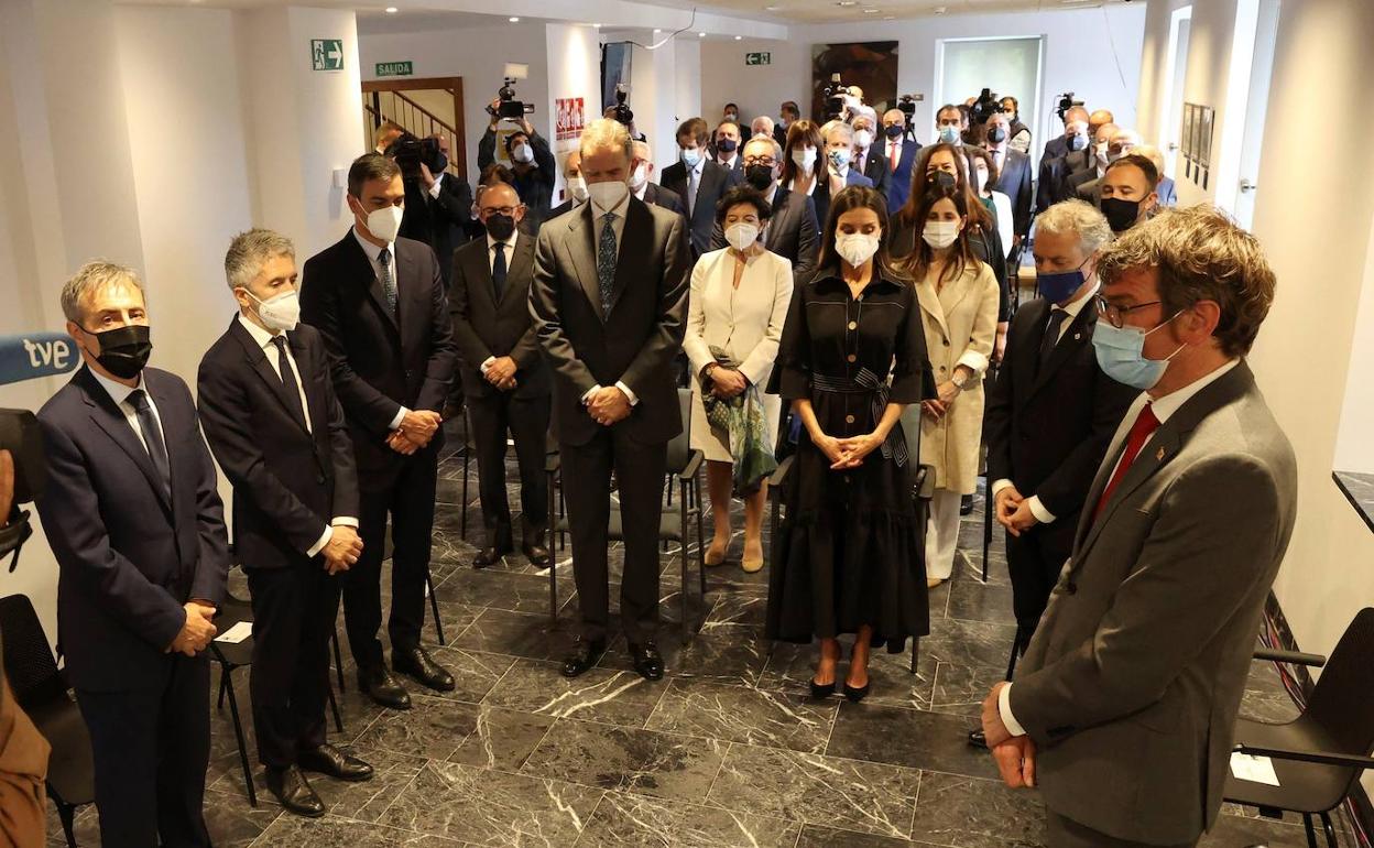 Las autoridades guardaron un minuto de silencio durante el acto de inauguración del nuevo Centro Memorial.