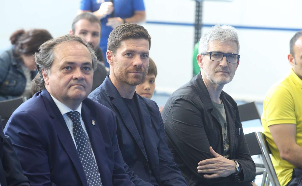 El presidente, Jokin Aperribay, Xabi Alonso y Roberto Olabe.