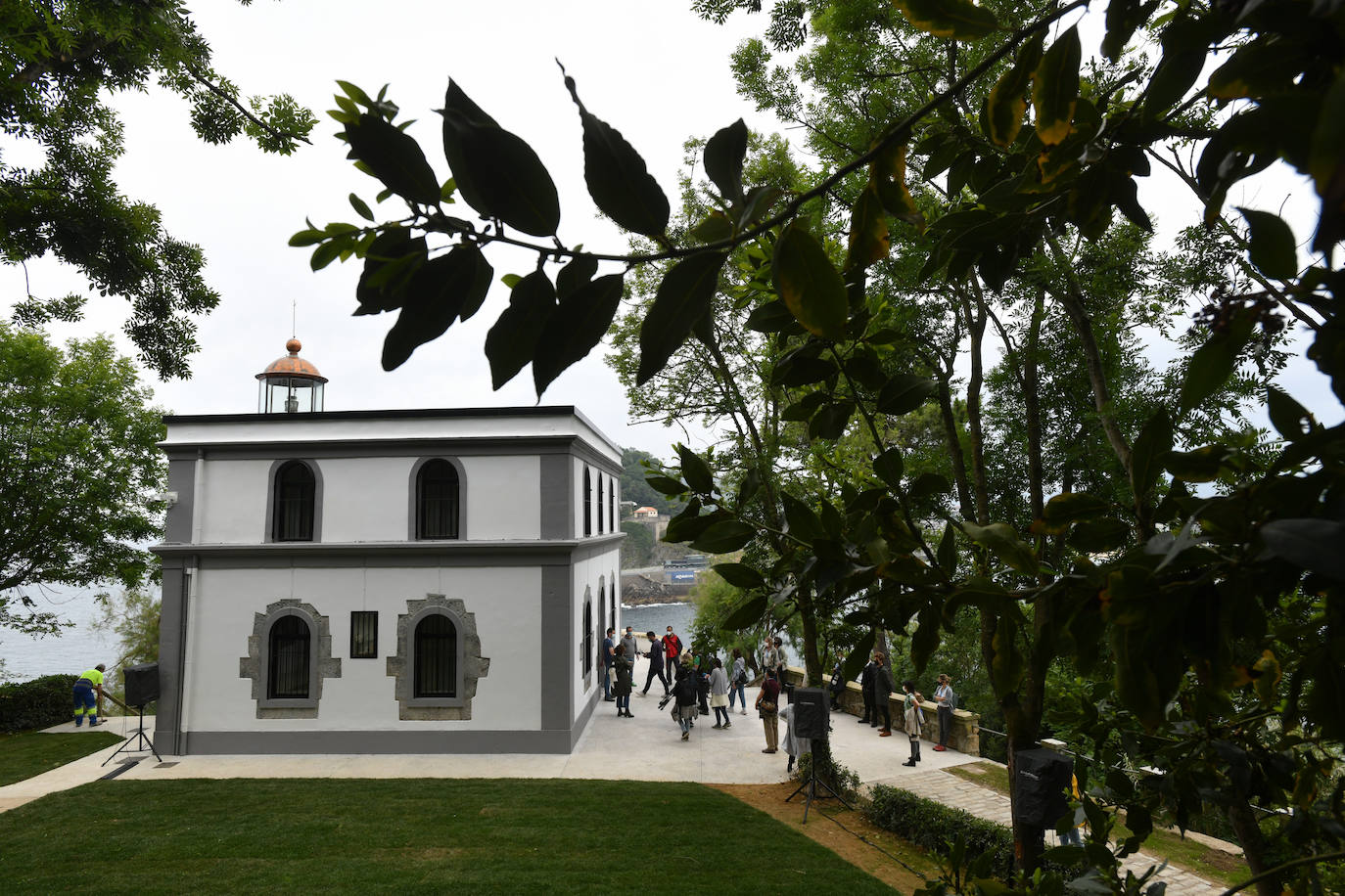 La escultura en el faro de Santa Clara de Cristina Iglesias, que se confiesa emocionada y expectante, se inaugura hoy oficialmente 